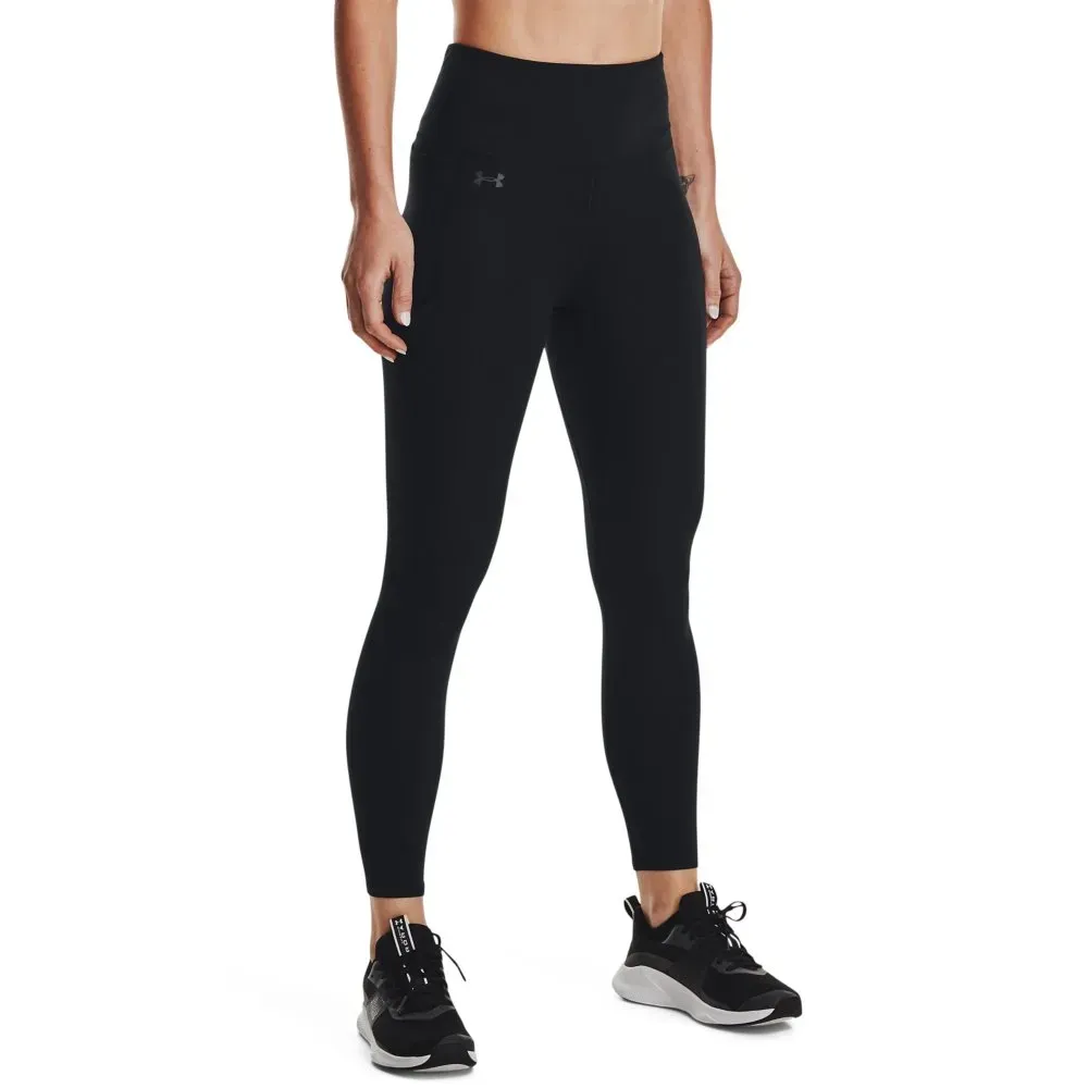 Modelo usando legging feminina preta Under Armour, mostrando ajuste confortável